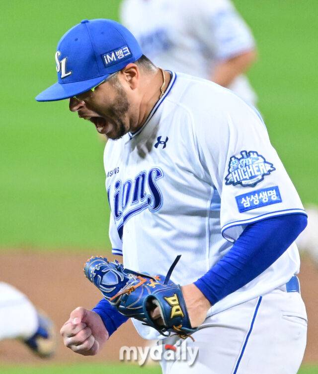 2025년 10월 14일 오후 대구 삼성라이온즈파크에서 열린 '2025 신한 SOL Bank KBO 포스트시즌' SSG 랜더스와 삼성 라이온즈의 준플레이오프 4차전 경기. 삼성 후라도가 7회초 투구를 마친 뒤 포효하고 있다./대구=유진형 기자