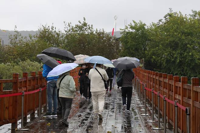 추석인 6일 경기도 파주시 임진각에서 방문객들이 자유의 다리를 둘러보고 있다.[연합]