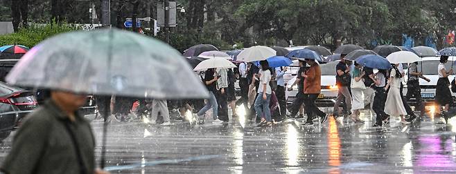 전국적으로 비가 내리는 13일 오전 서울 종로구 세종대로 사거리에서 우산을 쓴 시민들이 출근길을 서두르고 있다. 임세준 기자