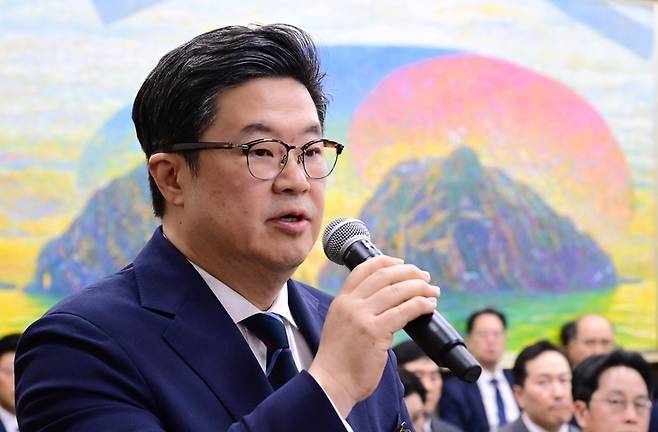 김병주 MBK파트너스 회장이 14일 서울 여의도 국회에서 열린 정무위원회의 공정거래위원회 등에 대한 국정감사에 증인으로 출석해 의원들의 질문에 답변하고 있다.  이상섭 기자