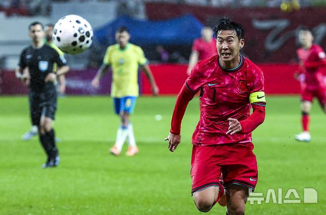 [서울=뉴시스] 황준선 기자 = 10일 서울 마포구 서울월드컵경기장에서 열린 남자 축구 국가대표 10월 A매치 친선전 대한민국과 브라질의 경기, 손흥민이 공을 향해 쇄도하고 있다. 2025.10.10. hwang@newsis.com