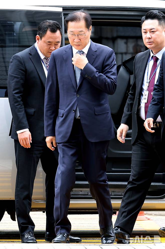 [서울=뉴시스] 김진아 기자 = 윤석열 전 대통령의 12·3 비상계엄 선포를 가담·방조한 혐의를 받는 박성재 전 법무부 장관이 14일 오전 서울 서초구 서울중앙지방법원에서 열린 구속 전 피의자 심문(영장실질심사)에 출석하고 있다. 2025.10.14. bluesoda@newsis.com