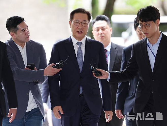 [서울=뉴시스] 김진아 기자 = 윤석열 전 대통령의 12·3 비상계엄 선포를 가담·방조한 혐의를 받는 박성재 전 법무부 장관이 14일 오전 서울 서초구 서울중앙지방법원에서 열린 구속 전 피의자 심문(영장실질심사)에 출석하고 있다. 2025.10.14. bluesoda@newsis.com