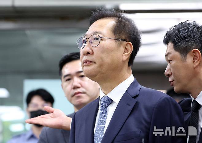 [서울=뉴시스] 김진아 기자 = 윤석열 전 대통령의 12·3 비상계엄 선포를 가담·방조한 혐의를 받는 박성재 전 법무부 장관이 14일 오전 서울 서초구 서울중앙지방법원에서 열린 구속 전 피의자 심문(영장실질심사)에 출석하고 있다. 2025.10.14. bluesoda@newsis.com