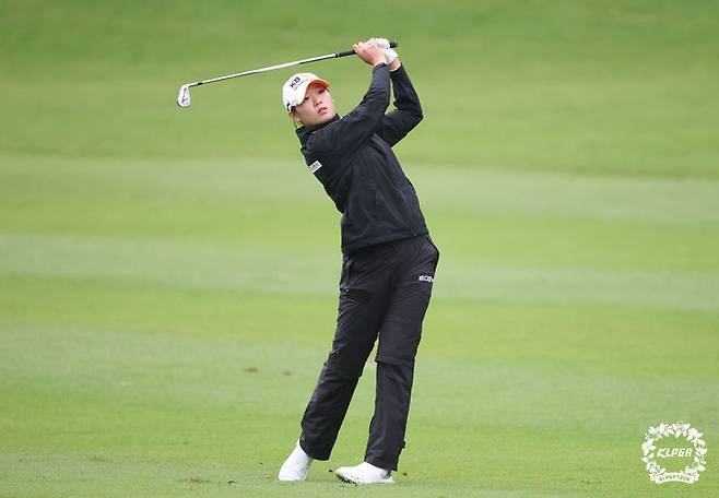 [서울=뉴시스] 10일 경기 용인 88CC에서 열린 K-FOOD 놀부 화미 마스터즈 1라운드 1번홀에서 방신실이 아이언샷을 하고 있다. (사진=KLPGA 제공) 2025.10.10. photo@newsis.com *재판매 및 DB 금지