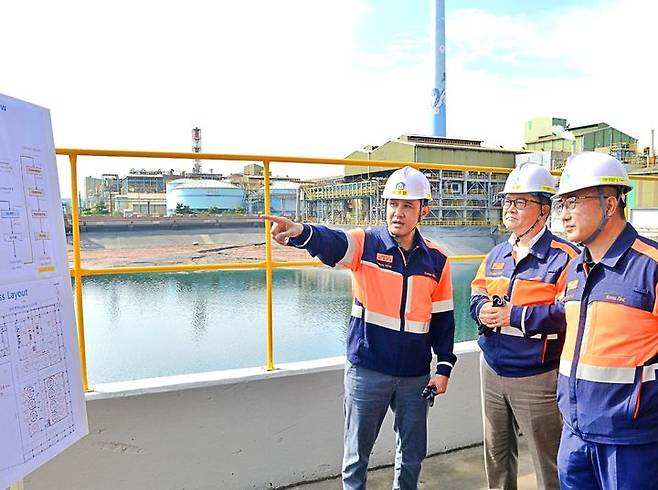 [울산=뉴시스] 지난 28~29일 온산제련소를 방문한 최윤범 고려아연 회장이 게르마늄 공장 신설 준비 현장을 점검하고 있다. (사진=고려아연 제공) 2025.09.30.  photo@newsis.com *재판매 및 DB 금지