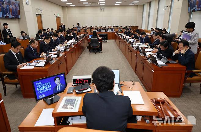 [서울=뉴시스] 배훈식 기자 = 국회 기획재정위원회 감사위원들이 14일 오전 서울 여의도 국회에서 기획재정부에 대한 국정감사를 하고 있다. 2025.10.14. dahora83@newsis.com