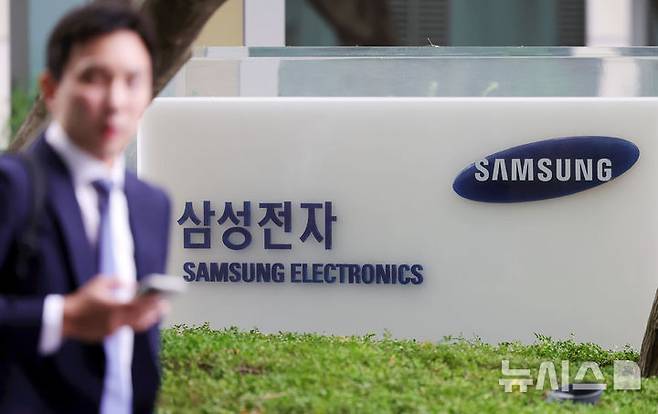 [서울=뉴시스] 홍효식 기자 = 삼성전자가 2025년 3분기 잠정 실적을 발표한 14일 서울 삼성전자 서초사옥 모습.삼성전자는 올해 3분기 매출 86조원, 영업이익 12조1000억원으로 잠정 집계 됐다고 발표했다. 전년 같은 분기 대비 매출은 8.72%, 영업이익은 31.81% 증가했다. 전 분기 대비로도 매출과 이익이 각각 15.33%, 158.55%씩 늘었다. 삼성전자가 10조 영업이익을 회복한 것은 지난해 2분기(10조4400억원) 이후 1년 3개월 만이다. 2025.10.14. yesphoto@newsis.com