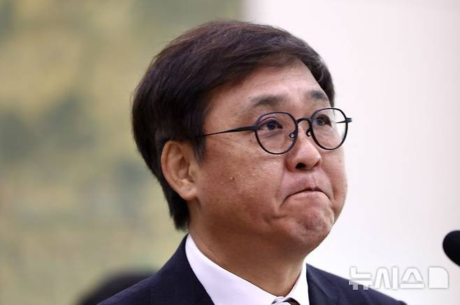 [서울=뉴시스] 김명년 기자 = 최휘영 문화체육관광부 장관이 14일 오전 서울 여의도 국회 문화체육관광위원회에서 열린 문체부에 대한 국정감사에서 답변 중 생각에 잠겨 있다. 2025.10.14. kmn@newsis.com