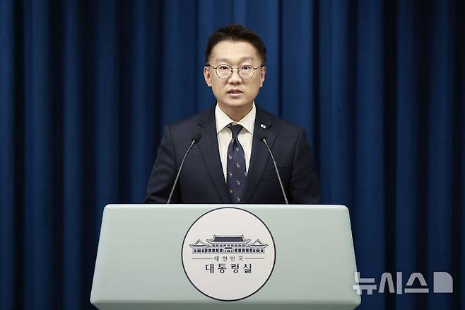 [서울=뉴시스] 최동준 기자 = 김남준 대변인이 14일 서울 용산 대통령실 청사에서 국무회의 관련 브리핑을 하고 있다. 2025.10.14. photocdj@newsis.com