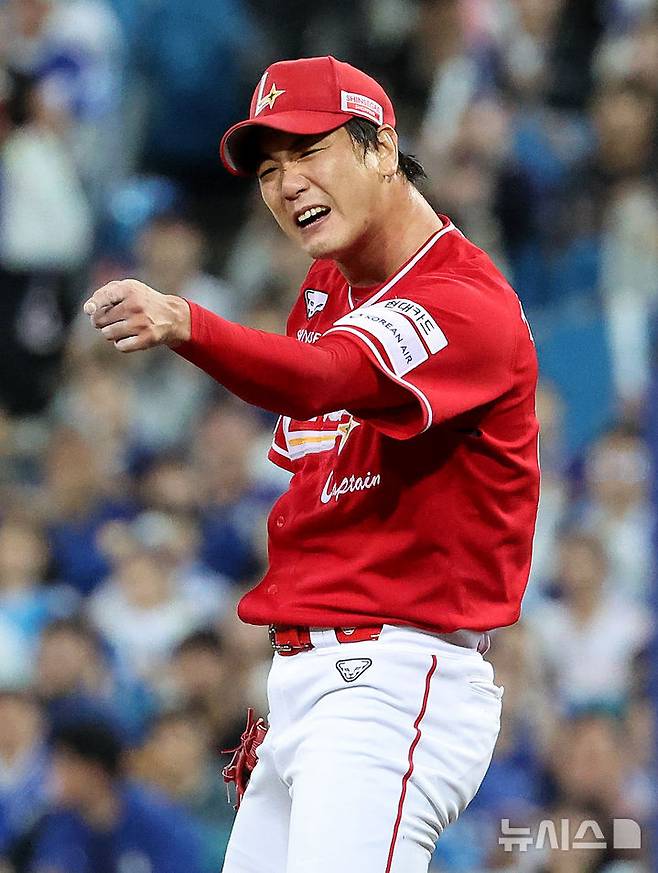 [대구=뉴시스] 이무열 기자 = 14일 대구 수성구 삼성라이온즈파크에서 열린 2025 신한 SOL 뱅크 KBO 포스트시즌 준플레이오프 4차전 SSG 랜더스와 삼성 라이온즈의 경기, 3회말 1사 주자 1,2루 상황에서 SSG 김광현이 삼성 김성윤의 3루 땅볼 때 3루 베이스를 밟지 않고 2루를 선택한 3루수 최정의 플레이에 아쉬워하고 있다. 2025.10.14. lmy@newsis.com