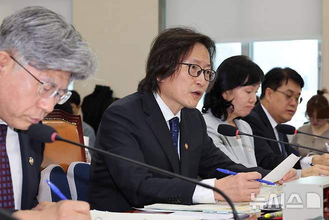 [서울=뉴시스] 배훈식 기자 = 주병기 공정거래위원장이 14일 오후 서울 여의도 국회에서 열린 정무위원회 국정감사에서 의원 질의에 답하고 있다. 2025.10.14. dahora83@newsis.com