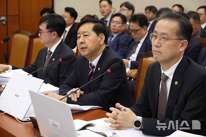 [서울=뉴시스] 조성봉 기자 = 구윤철 경제부총리 겸 기획재정부 장관이 14일 서울 여의도 국회 기획재정위원회에서 열린 기재부 국정감사에서 의원의 질의에 답변하고 있다. 2025.10.14. suncho21@newsis.com