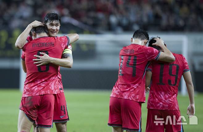 [서울=뉴시스] 김근수 기자 = 14일 오후 서울 마포구 서울월드컵경기장에서 열린 하나은행 초청 축구국가대표팀 친선경기 대한민국과 파라과이의 경기 후반 대한민국 오현규가 추가골을 넣고 김민재와 기뻐하고 있다. 2025.10.14. ks@newsis.com