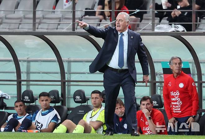 [서울=뉴시스] 이영환 기자 = 14일 오후 서울 마포구 서울월드컵경기장에서 열린 하나은행 초청 축구국가대표팀 친선경기 대한민국과 파라과이의 경기 후반전, 파라과이 구스타보 알파로 감독이 선수들에게 지시를 하고 있다. 2025.10.14. 20hwan@newsis.com