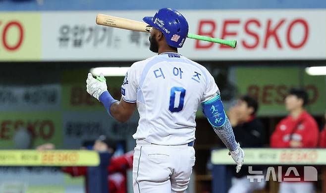 [대구=뉴시스] 이무열 기자 = 14일 대구 수성구 삼성라이온즈파크에서 열린 2025 신한 SOL 뱅크 KBO 포스트시즌 준플레이오프 4차전 SSG 랜더스와 삼성 라이온즈의 경기, 8회말 2사 주자 1루 상황에서 역전 투런 홈런을 치고 있다. 2025.10.14. lmy@newsis.com