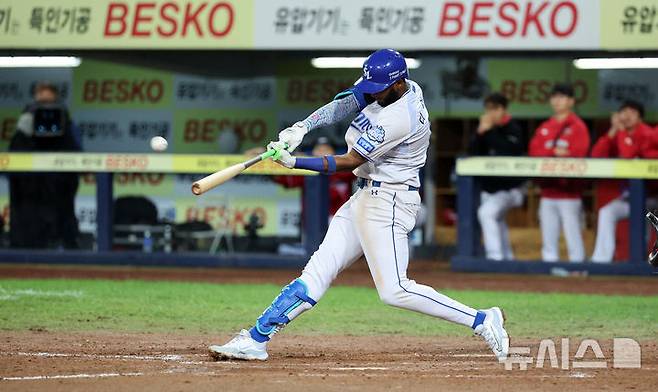 [대구=뉴시스] 이무열 기자 = 14일 대구 수성구 삼성라이온즈파크에서 열린 2025 신한 SOL 뱅크 KBO 포스트시즌 준플레이오프 4차전 SSG 랜더스와 삼성 라이온즈의 경기, 8회말 2사 주자 1루 상황에서 삼성 디아즈가 역전 투런 홈런을 치고 있다. 2025.10.14. lmy@newsis.com