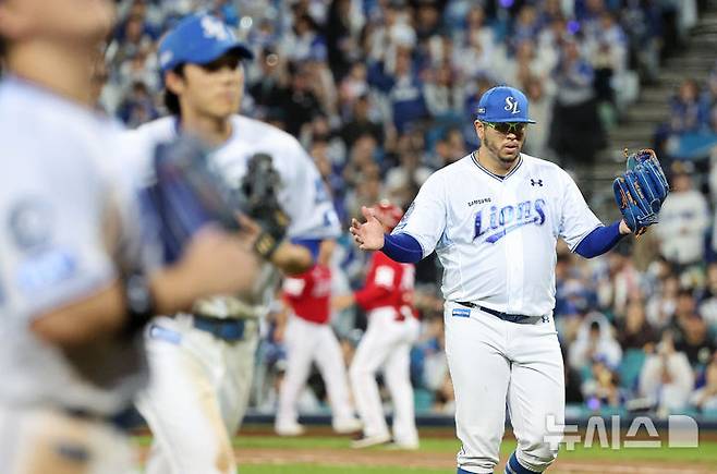 [대구=뉴시스] 이무열 기자 = 14일 대구 수성구 삼성라이온즈파크에서 열린 2025 신한 SOL 뱅크 KBO 포스트시즌 준플레이오프 4차전 SSG 랜더스와 삼성 라이온즈의 경기, 7회초 2사 주자 1루 상황에서 삼성 선발 후라도가 SSG 김성욱을 땅볼 처리한 뒤 손뼉을 치며 더그아웃으로 향하고 있다. 2025.10.14. lmy@newsis.com