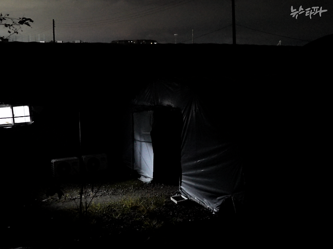 지난 9월 16일 저녁 경기도 포천시 가산면 농가 풍경. 이주노동자가 사는 비닐하우스 안에 불이 켜져 있다.&nbsp;