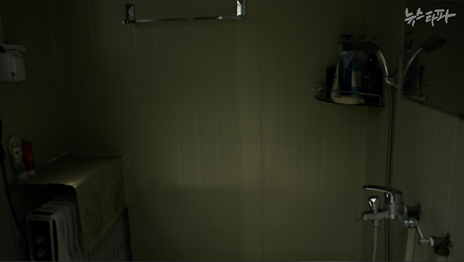 포천 농장주 김모 씨가 취재진에게 보여준 기숙사 샤워실에는 난방 기구가 설치돼 있다. 김 씨는 “기숙사비 대신 전기, 가스 요금 등을 실비로 받는다”고 말했다.&nbsp;