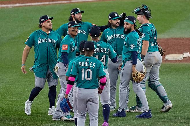 승리 후 기쁨을 나누는 시애틀 선수들. 연합뉴스