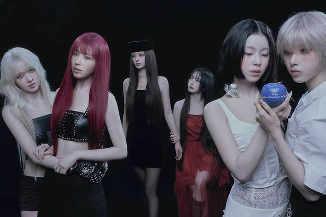 13일 정규 1집 '블루 밸런타인'으로 컴백한 엔믹스. JYP엔터테인먼트 제공