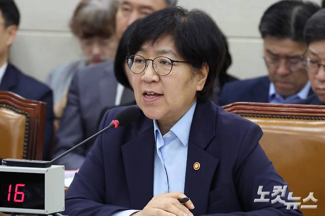 정은경 보건복지부 장관 14일 서울 여의도 국회에서 열린 보건복지위원회의 보건복지부 등에 대한 국정감사에서 의원 질의에 답변을 하고 있다. 윤창원 기자