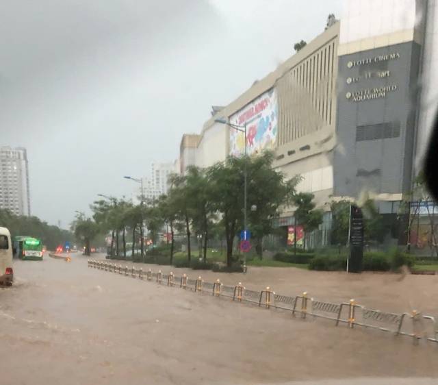 베트남 하노이 롯데몰 인근에 발생한 침수 피해.