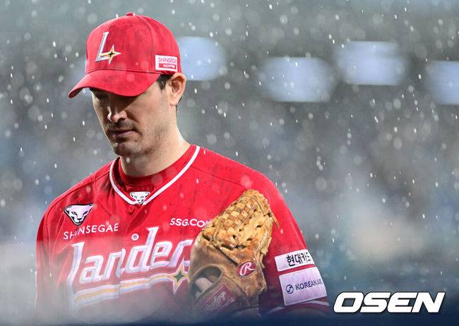 [OSEN=대구, 최규한 기자] 13일 대구 삼성라이온즈파크에서 ‘2025 신한 SOL뱅크 KBO리그’ 준플레이오프(5전 3선승제) 3차전 삼성 라이온즈와 SSG 랜더스의 경기가 열렸다.삼성은 원태인, 방문팀 SSG은 드류 앤더슨을 선발로 내세웠다.1회말 무사 삼성 김지찬을 상대하던 SSG 선발 드류 앤더슨이 폭우로 경기 중단이 선언되자 철수하고 있다. 2025.10.13 / dreamer@osen.co.kr