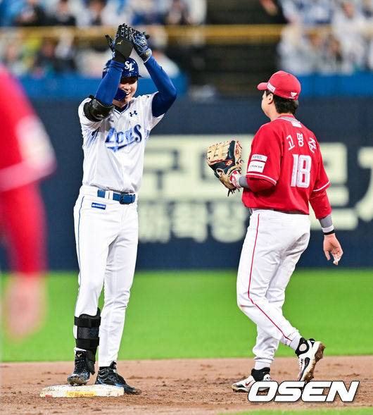 [OSEN=대구, 박준형 기자] 13일 대구 삼성라이온즈파크에서 ‘2025 신한 SOL뱅크 KBO리그’ 준플레이오프(5전 3선승제) 3차전 삼성 라이온즈와 SSG 랜더스의 경기가 열렸다삼성은 원태인, 방문팀 SSG은 드류 앤더슨을 선발로 내세웠다.3회말 2사 2루 삼성 구자욱이 1타점 적시 2루타를 날린뒤 환호하고 있다.  2025.10.13 / soul1014@osen.co.kr