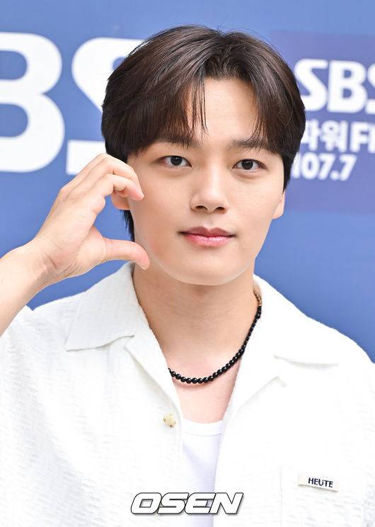 [OSEN=박준형 기자] 27일 오후 서울 목동 SBS에서 SBS 라디오 파워FM '두시탈출 컬투쇼'가 진행됐다.이날 컬투쇼에는 그룹 투어스와 배우 여진구가 출연한다.배우 여진구가 포즈를 취하고 있다.    2024.06.27 / soul1014@osen.co.kr