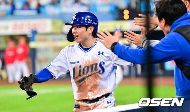 [OSEN=대구, 박준형 기자] 13일 대구 삼성라이온즈파크에서 ‘2025 신한 SOL뱅크 KBO리그’ 준플레이오프(5전 3선승제) 3차전 삼성 라이온즈와 SSG 랜더스의 경기가 열렸다삼성은 원태인, 방문팀 SSG은 드류 앤더슨을 선발로 내세웠다.3회말 2사 1,3루 삼성 김성윤의 1타점 적시타와 안상현 2루수의 송구 실책으로 홈을 밟은 1루 주자 김지찬이 동료들의 축하를 받고 있다.   2025.10.13 / soul1014@osen.co.kr