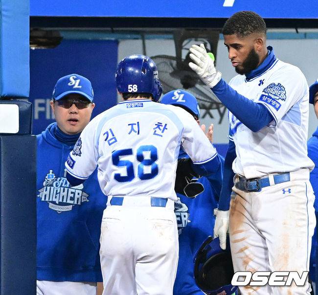 [OSEN=대구, 최규한 기자] 13일 대구 삼성라이온즈파크에서 ‘2025 신한 SOL뱅크 KBO리그’ 준플레이오프(5전 3선승제) 3차전 삼성 라이온즈와 SSG 랜더스의 경기가 열렸다.삼성은 원태인, 방문팀 SSG은 드류 앤더슨을 선발로 내세웠다.5회말 1사 2루 상황 삼성 김성윤의 달아나는 1타점 2루타 때 득점을 올린 김지찬이 박진만 감독과 인사를 나누고 있다. 2025.10.13 / dreamer@osen.co.kr