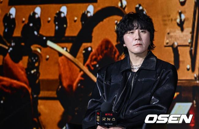 [OSEN=조은정 기자]넷플릭스 영화 '굿뉴스' 제작보고회가 14일 서울 종로구 JW 메리어트 동대문 스퀘어에서 열렸다.'굿뉴스'는 1970년 일본 '요도호 사건'이라 불리는 일본항공 351편 공중 납치 사건을 모티브로 한 영화로, 오는 10월 17일 넷플릭스에서 공개된다.변성현 감독이 질문을 듣고 있다. 2025.10.14 /cej@osen.co.kr