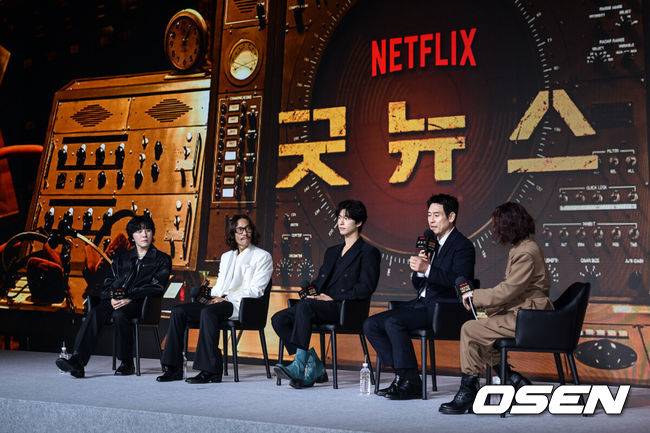 [OSEN=조은정 기자]넷플릭스 영화 '굿뉴스' 제작보고회가 14일 서울 종로구 JW 메리어트 동대문 스퀘어에서 열렸다.'굿뉴스'는 1970년 일본 '요도호 사건'이라 불리는 일본항공 351편 공중 납치 사건을 모티브로 한 영화로, 오는 10월 17일 넷플릭스에서 공개된다.배우 설경구가 답변을 하고 있다. 2025.10.14 /cej@osen.co.kr