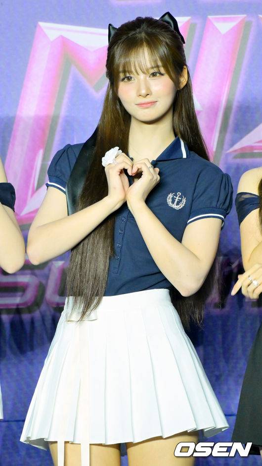 [OSEN=고양, 민경훈 기자] 26일 오후 경기도 고양시 일산서구 킨텍스 제1전시장에서 '2025 SBS 가요대전 Summer' 블루카펫 행사가 열렸다.이날 블루카펫에는 아이브(IVE), 있지(ITZY), 엔믹스(NMIXX), 엔시티 127(NCT 127), 엔시티 위시(NCT WISH), 잔나비, 폴킴, 미야오(MEOVV), 이즈나(izna), 싸이커스(xikers), 올데이 프로젝트(ALLDAY PROJECT), 아홉(AHOF), 비:퍼스트(BE:FIRST), 유스피어(USPEER)와 함께 3MC인 NCT 도영, 아이브 유진, 투모로우바이투게더 연준이 참석했다.한편, '2025 SBS 가요대전 Summer'는 26일과 27일 양일간 일산 킨텍스에서 진행된다.엔믹스 설윤이 입장하며 포즈를 취하고 있다. 2025.07.26 / rumi@osen.co.kr