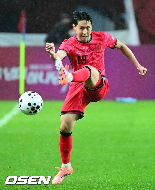 [OSEN=서울월드컵경기장, 지형준 기자] 세계의 벽은 높았다. 결과는 0-5 대패였다.홍명보&nbsp;감독이 이끄는 대한민국 남자 축구 국가대표팀은 10일 서울월드컵경기장에서 '세계 최강' 브라질을&nbsp;상대로 A매치&nbsp;평가전을 치러&nbsp;이스테방(첼시)과 호드리구(레알 마드리드)에게 나란히 2골을 허용하면서 0-5로 대패했다.전반 한국 이깅인이 패스를 하고 있다. 2025.10.10 /jpnews@osen.co.kr