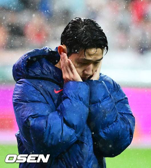 [OSEN=서울월드컵경기장, 지형준 기자] 세계의 벽은 높았다. 결과는 0-5 대패였다.홍명보&nbsp;감독이 이끄는 대한민국 남자 축구 국가대표팀은 10일 서울월드컵경기장에서 '세계 최강' 브라질을&nbsp;상대로 A매치&nbsp;평가전을 치러&nbsp;이스테방(첼시)과 호드리구(레알 마드리드)에게 나란히 2골을 허용하면서 0-5로 대패했다.경기를 마치고 한국 이강인이 아쉬워하고 있다. 2025.10.10 /jpnews@osen.co.kr