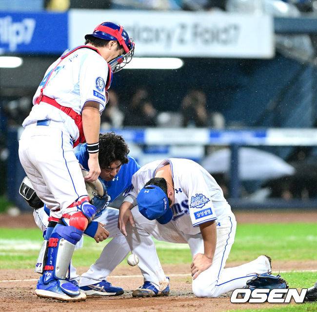 [OSEN=대구, 최규한 기자] 13일 대구 삼성라이온즈파크에서 ‘2025 신한 SOL뱅크 KBO리그’ 준플레이오프(5전 3선승제) 3차전 삼성 라이온즈와 SSG 랜더스의 경기가 열렸다.삼성은 원태인, 방문팀 SSG은 드류 앤더슨을 선발로 내세웠다.8회초 1사 주자없는 상황 SSG 에레디아의 땅볼 타구 때 타구를 처리하다 부상을 입은 삼성 3루수 김영웅이 고통스러워하고 있다. 2025.10.13 / dreamer@osen.co.kr