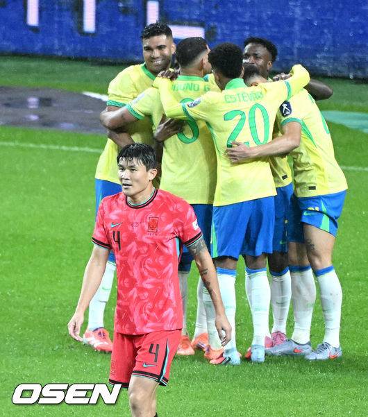 [OSEN=서울월드컵경기장, 이대선 기자] 홍명보 감독이 이끄는 대한민국 대표팀은 10일 오후 서울월드컵경기장에서 '세계 최강' 브라질과 A매치 평가전을 가졌다.한국이 브라질을 상대로 마지막으로 웃은 건 1999년 3월 28일이었다. 당시 잠실에서 열린 친선경기에서 김도훈의 결승골로 1-0 승리를 거뒀다. 다만, 그 승리가 마지막이었다. 한국은 브라질을 상대로 1승 1무 8패에 그쳤다. 브라질과의 이번 경기는 단순한 친선전이 아닌, 2026 북중미 월드컵을 향한 본격적인 시험대다. 후반 한국 김민재가 실점에 아쉬워하고 있다. 2025.10.10 /sunday@osen.co.kr