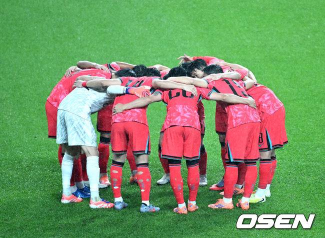 [OSEN=서울월드컵경기장, 이대선 기자] 홍명보&nbsp;감독이 이끄는 대한민국 남자 축구 국가대표팀은 10일 서울월드컵경기장에서 '세계 최강' 브라질을&nbsp;상대로 A매치&nbsp;평가전을 치러&nbsp;이스테방(첼시)과 호드리구(레알 마드리드)에게 나란히 2골을 허용하면서 0-5로 대패했다.한국은 1999년 이후 26년 만에 브라질전 승리를 노렸지만 아무런 저항도 하지 못하면서 무산됐다.경기에 앞서 한국 선수들이 파이팅을 외치고 있다. 2025.10.10 /sunday@osen.co.kr