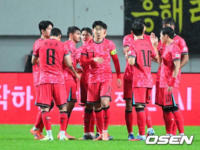 [OSEN=서울월드컵경기장, 지형준 기자] 홍명보 감독이 이끄는 대한민국 대표팀은 10일 오후 서울월드컵경기장에서 '세계 최강' 브라질과 A매치 평가전을 가졌다.한국이 브라질을 상대로 마지막으로 웃은 건 1999년 3월 28일이었다. 당시 잠실에서 열린 친선경기에서 김도훈의 결승골로 1-0 승리를 거뒀다. 다만, 그 승리가 마지막이었다. 한국은 브라질을 상대로 1승 1무 8패에 그쳤다. 브라질과의 이번 경기는 단순한 친선전이 아닌, 2026 북중미 월드컵을 향한 본격적인 시험대다. 후반전에 앞서 한국 손흥민이 동료들과 파이팅을 외치고 있다. 2025.10.10 /jpnews@osen.co.kr