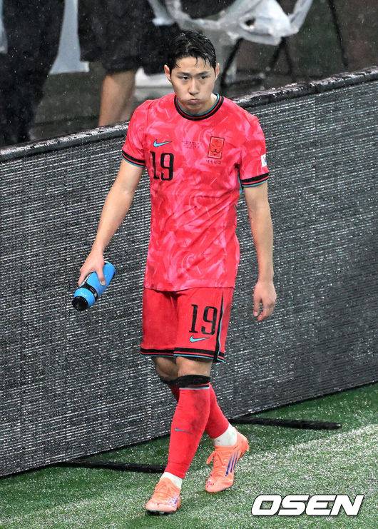 [OSEN=서울월드컵경기장, 이대선 기자] 홍명보&nbsp;감독이 이끄는 대한민국 남자 축구 국가대표팀은 10일 서울월드컵경기장에서 '세계 최강' 브라질을&nbsp;상대로 A매치&nbsp;평가전을 치러&nbsp;이스테방(첼시)과 호드리구(레알 마드리드)에게 나란히 2골을 허용하면서 0-5로 대패했다.한국은 1999년 이후 26년 만에 브라질전 승리를 노렸지만 아무런 저항도 하지 못하면서 무산됐다.후반 한국 이강인이 교체되며 벤치로 가고 있다. 2025.10.10 /sunday@osen.co.kr