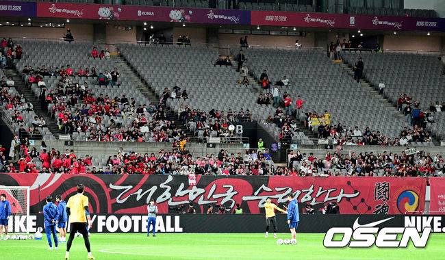 [OSEN=서울월드컵경기장, 지형준 기자]홍명보 감독이 이끄는 대한민국 대표팀과 파라과이의 A매치 평가전이 14일 오후 서울월드컵경기장에서 열렸다.'남미 강호' 파라과이는 지난 10일 일본 원정에서 2-2 무승부를 거두고 온 팀이다. 이번 경기는 홍명보호의 2026 북중미 월드컵 포트 배정을 두고도 중요한 일전이다.&nbsp;현재 한국은 오스트리아, 호주, 에콰도르와 치열한&nbsp;포트 2 막차 경쟁을 벌이고 있다.경기 개시 30분 정도 앞둔 시점에 관중석이 절반 가까이 비어 있다. 2025.10.14. /jpnews@osen.co.kr