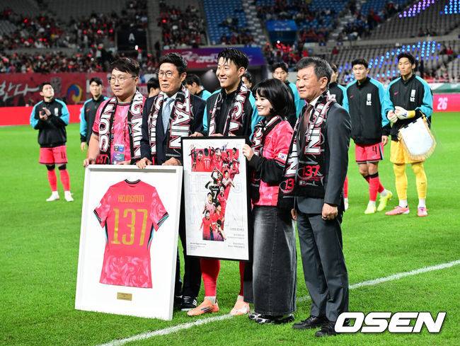 [OSEN=서울월드컵경기장, 지형준 기자]홍명보 감독이 이끄는 대한민국 대표팀과 파라과이의 A매치 평가전이 14일 오후 서울월드컵경기장에서 열렸다.'남미 강호' 파라과이는 지난 10일 일본 원정에서 2-2 무승부를 거두고 온 팀이다. 이번 경기는 홍명보호의 2026 북중미 월드컵 포트 배정을 두고도 중요한 일전이다. 현재 한국은 오스트리아, 호주, 에콰도르와 치열한 포트 2 막차 경쟁을 벌이고 있다.브라질전 출전으로 한국 축구 A매치 최다 출전(137경기) 금자탑을 쌓은 손흥민이 이번에도 선발로 나서며 138경기로 기록을 늘렸다. 손흥민이 최다 출전 기념식을 하고 있다. 2025.10.14. /jpnews@osen.co.kr