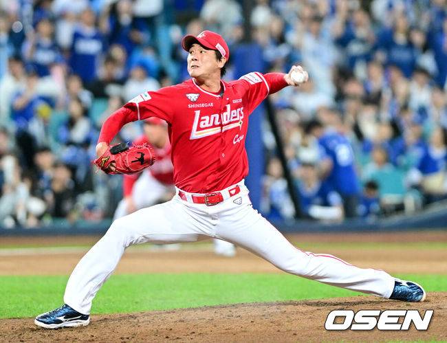 [OSEN=대구, 최규한 기자] 14일 대구 삼성라이온즈파크에서 ‘2025 신한 SOL뱅크 KBO리그’ 준플레이오프(5전 3선승제) 4차전 삼성 라이온즈와 SSG 랜더스의 경기가 열렸다.삼성은 아리엘 후라도, SSG는 김광현을 선발로 내세웠다.3회말 SSG 선발이 힘차게 공을 뿌리고 있다. 2025.10.14 / dreamer@osen.co.kr