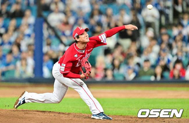 [OSEN=대구, 박준형 기자] 14일 대구 삼성라이온즈파크에서 ‘2025 신한 SOL뱅크 KBO리그’ 준플레이오프(5전 3선승제) 4차전 삼성 라이온즈와 SSG 랜더스의 경기가 열렸다.삼성은 아리엘 후라도, SSG는 김광현을 선발로 내세웠다.2회말 SSG 선발투수 김광현이 역투하고 있다 2025.10.14 / soul1014@osen.co.kr