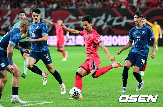 [OSEN=서울월드컵경기장, 조은정 기자]홍명보 감독이 이끄는 대한민국 대표팀과 파라과이의 A매치 평가전이 14일 오후 서울월드컵경기장에서 열렸다.'남미 강호' 파라과이는 지난 10일 일본 원정에서 2-2 무승부를 거두고 온 팀이다. 이번 경기는 홍명보호의 2026 북중미 월드컵 포트 배정을 두고도 중요한 일전이다.&nbsp;현재 한국은 오스트리아, 호주, 에콰도르와 치열한&nbsp;포트 2 막차 경쟁을 벌이고 있다.전반 대한민국 엄지성이 슛을 시도하고 있다. 2025.10.14 /cej@osen.co.kr