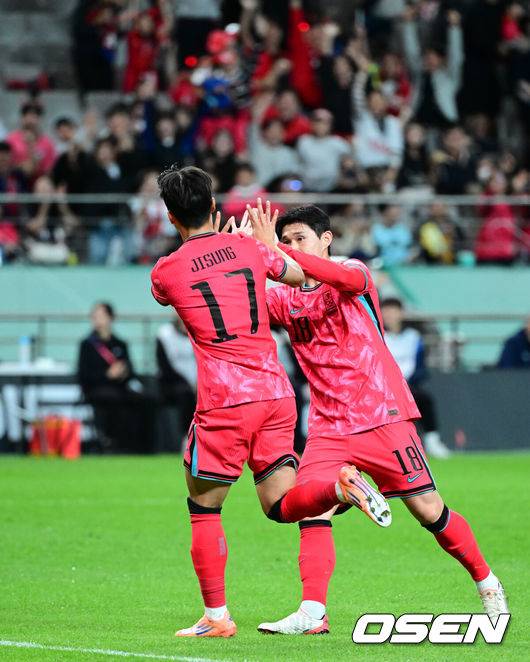 [OSEN=서울월드컵경기장, 조은정 기자]홍명보 감독이 이끄는 대한민국 대표팀과 파라과이의 A매치 평가전이 14일 오후 서울월드컵경기장에서 열렸다.'남미 강호' 파라과이는 지난 10일 일본 원정에서 2-2 무승부를 거두고 온 팀이다. 이번 경기는 홍명보호의 2026 북중미 월드컵 포트 배정을 두고도 중요한 일전이다.&nbsp;현재 한국은 오스트리아, 호주, 에콰도르와 치열한&nbsp;포트 2 막차 경쟁을 벌이고 있다.전반 선제골을 넣은 대한민국 대한민국 엄지성이 이동경과 기뻐하고 있다. 2025.10.14 /cej@osen.co.kr