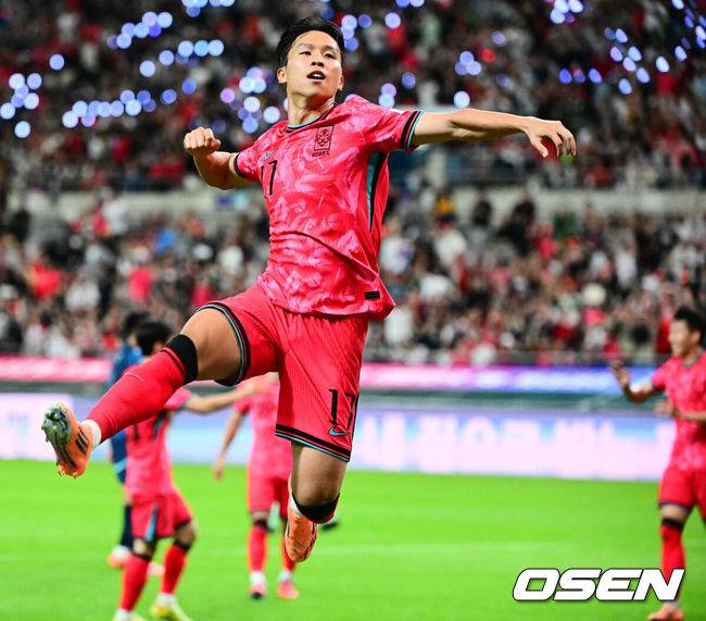 [OSEN=서울월드컵경기장, 지형준 기자]홍명보 감독이 이끄는 대한민국 대표팀과 파라과이의 A매치 평가전이 14일 오후 서울월드컵경기장에서 열렸다.'남미 강호' 파라과이는 지난 10일 일본 원정에서 2-2 무승부를 거두고 온 팀이다. 이번 경기는 홍명보호의 2026 북중미 월드컵 포트 배정을 두고도 중요한 일전이다. 현재 한국은 오스트리아, 호주, 에콰도르와 치열한 포트 2 막차 경쟁을 벌이고 있다.전반 한국 엄지성이 선제골을 넣고 기뻐하고 있다. 2025.10.14. /jpnews@osen.co.kr